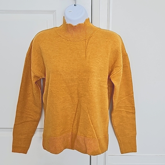 Soft Spongy Knit Sweater With Scalloped Edges - Picture 2 of 8